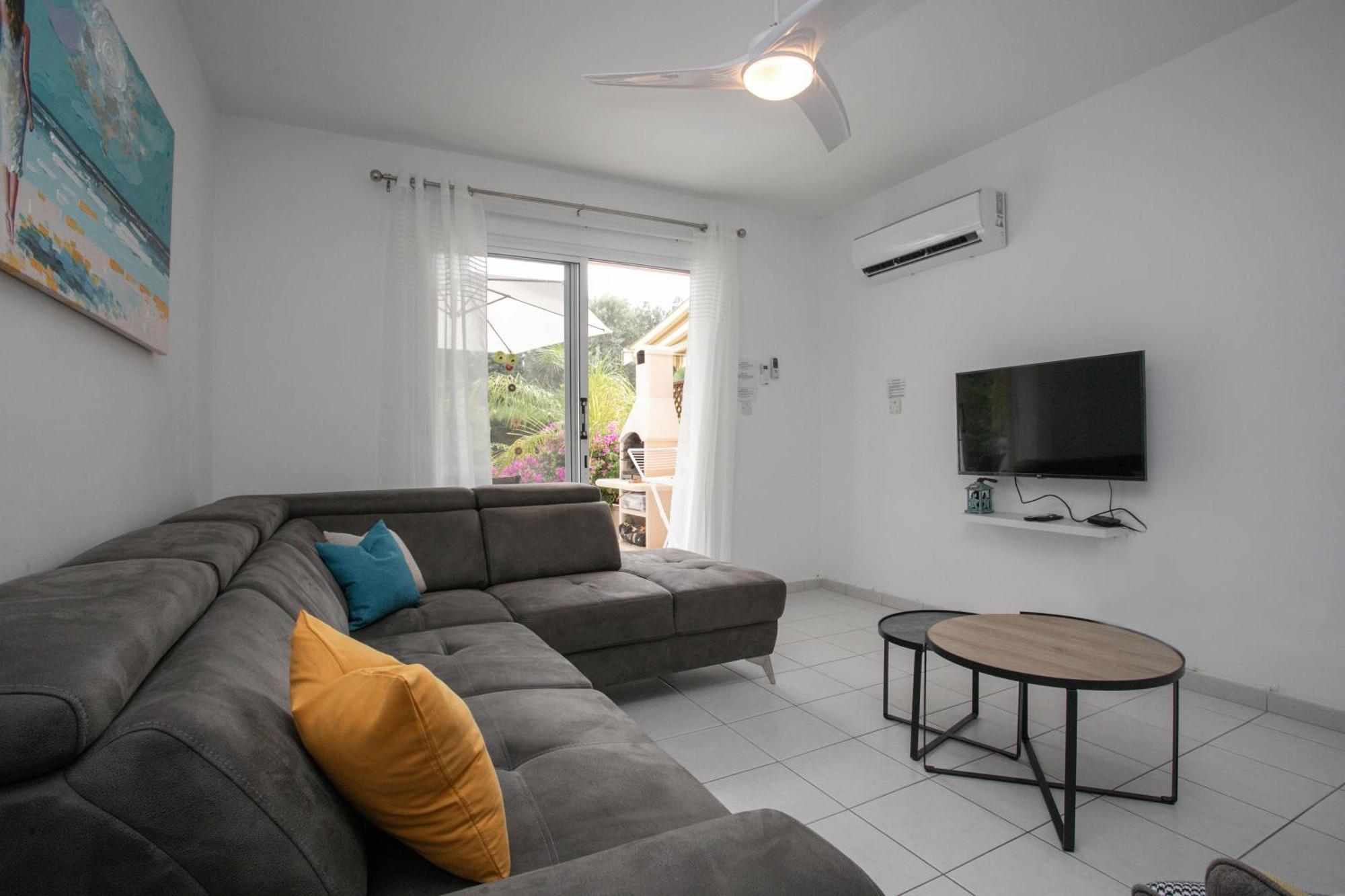 Casa Del Sol Townhouse In Iris Village 파포스 외부 사진