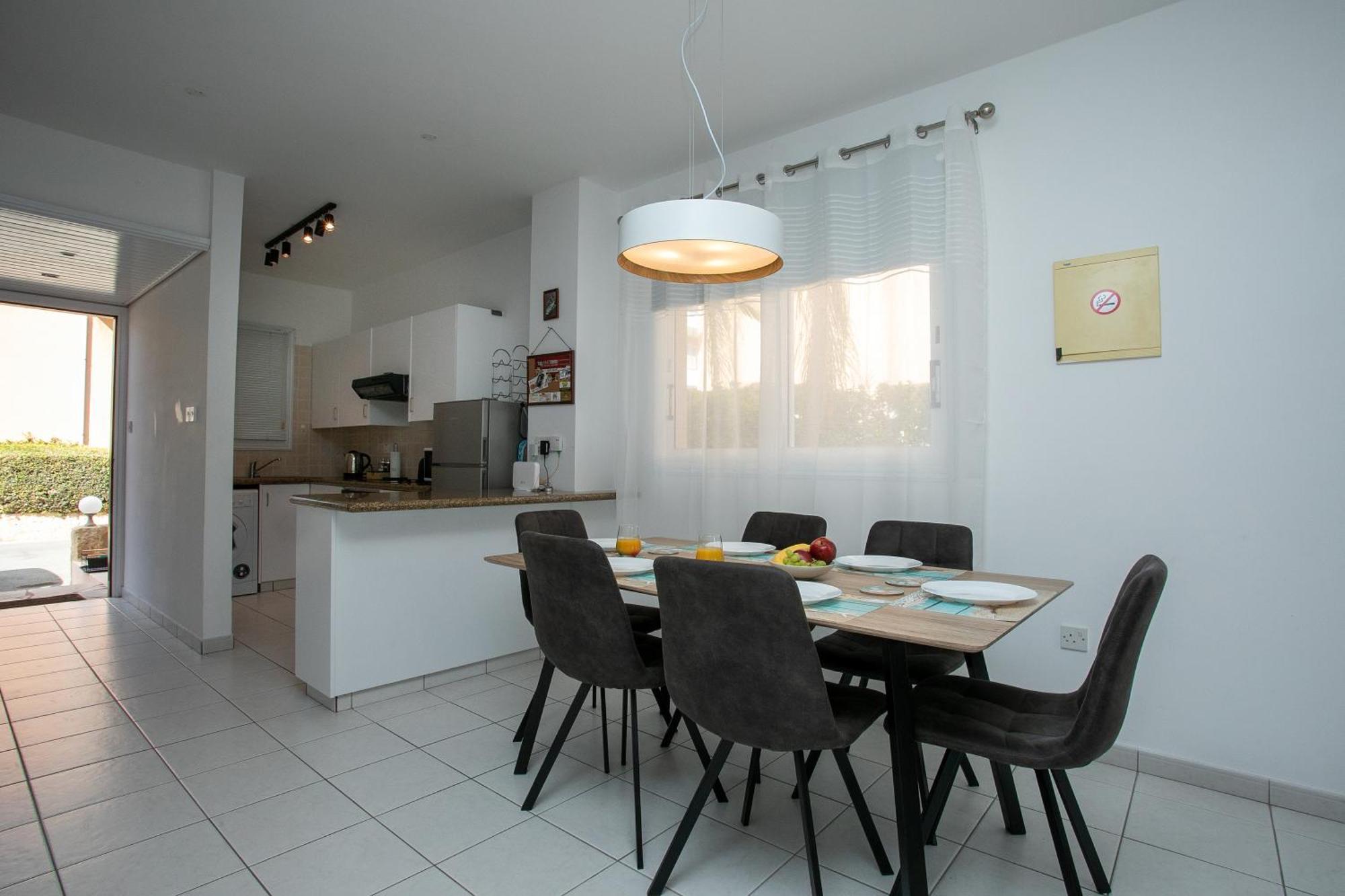 Casa Del Sol Townhouse In Iris Village 파포스 외부 사진