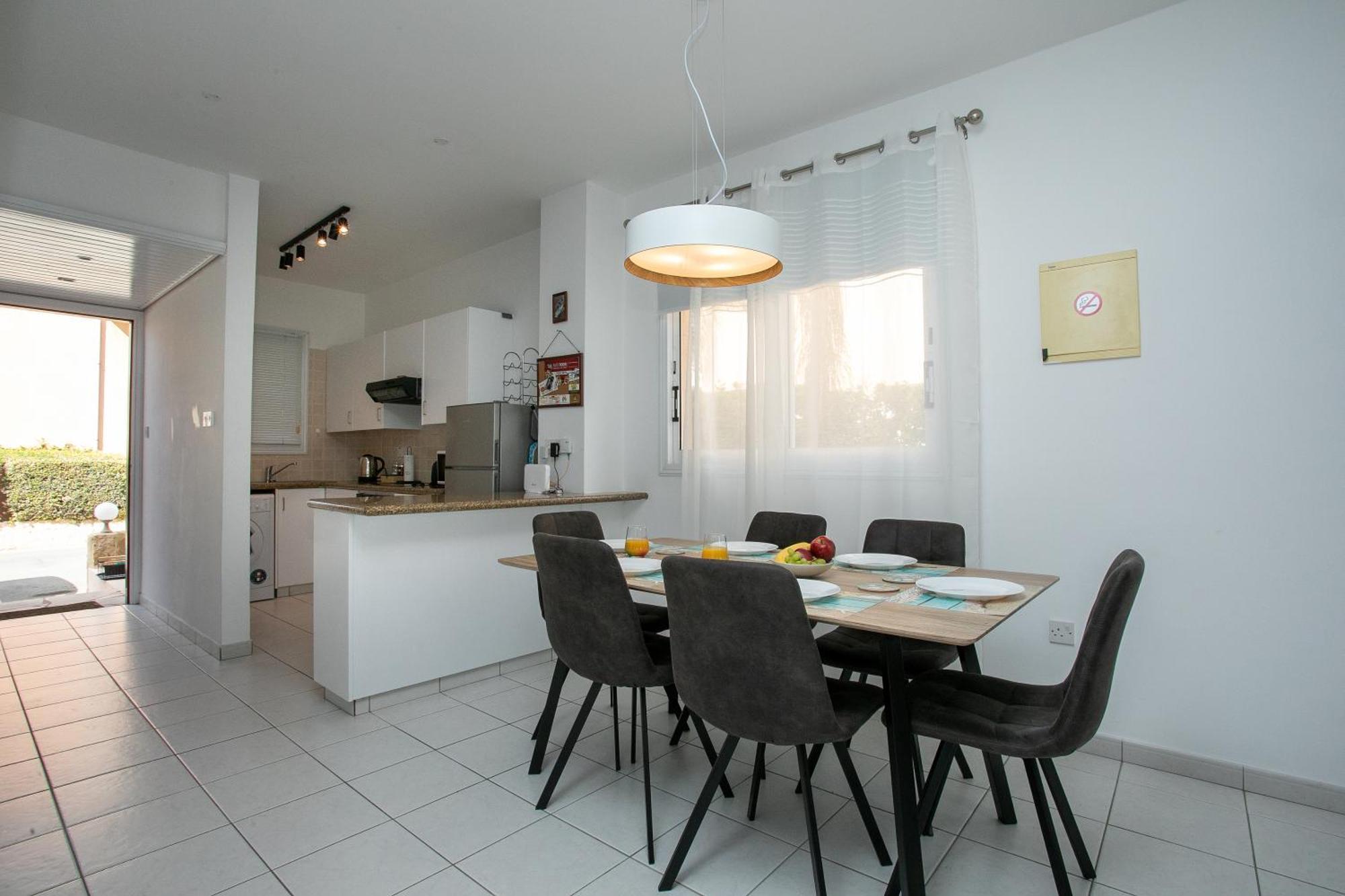 Casa Del Sol Townhouse In Iris Village 파포스 외부 사진